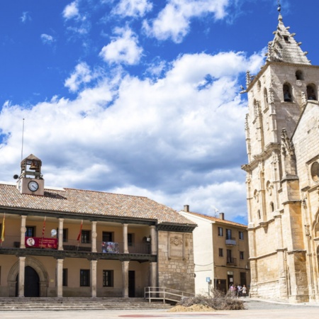 Rathaus und Kirche La Magdalena in Torrelaguna (Region Madrid)