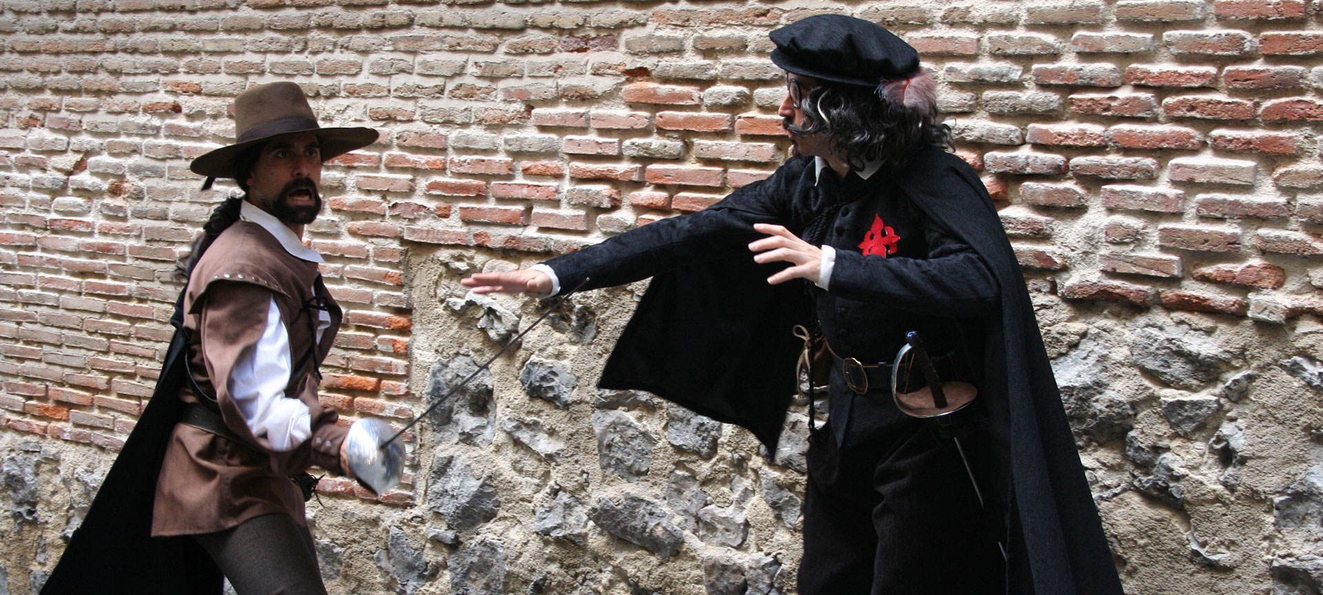 Cena de visita dramatizada ao lado da Casa-Museu Lope de Vega no Bairro das Letras em Madri Cena de visita dramatizada ao lado da Casa-Museu Lope de Vega no Bairro das Letras em Madri