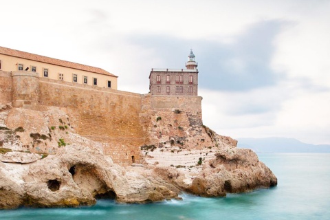 Vue du phare de la citadelle de Melilla