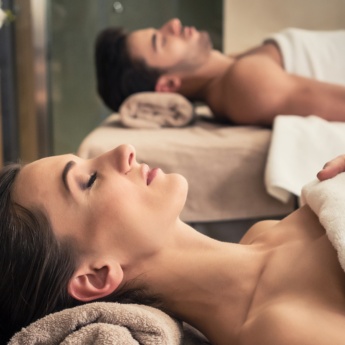 Para relaksująca się podczas zabiegu w spa