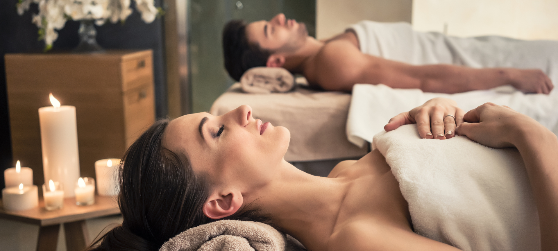 Coppia che si rilassa durante un trattamento presso una spa Coppia che si rilassa durante un trattamento presso una spa