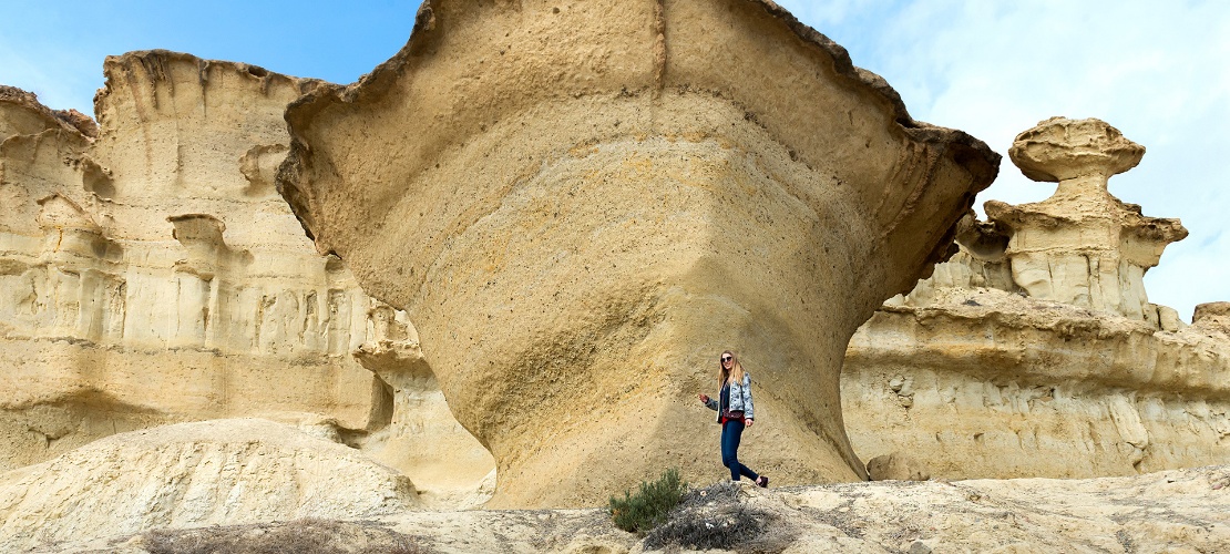 Turista en las Gredas de Bolnuevo, Murcia