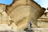 ムルシア州ボルヌエボの粘土質の地層にいる観光客