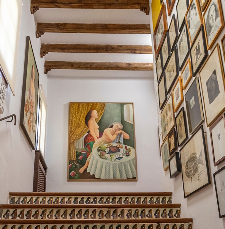 Escalier intérieur de la maison de Sa Bassa Blanca, entouré de tableaux