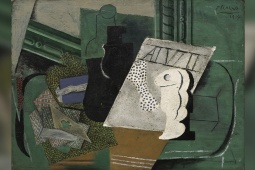 Pablo Picasso. Playing cards, tobacco, bottle and glass, 1914. Oil, charcoal and sand on cardboard on panel 37 × 50 cm. Museum Berggruen, Neue Nationalgalerie, Stiftung Preußischer Kulturbesitz, Berlin.