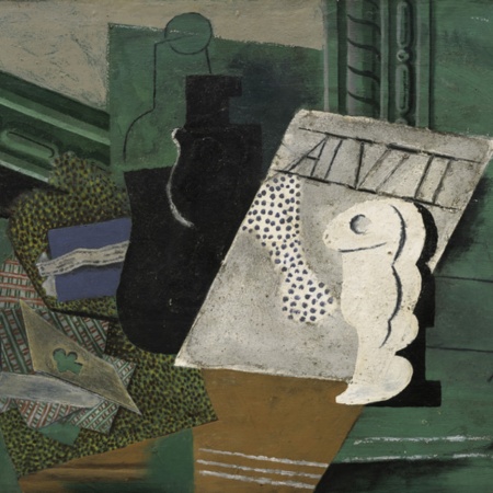 Pablo Picasso. Cartes à jouer, tabac, bouteille et verre, 1914. Huile, fusain et sable sur carton sur panneau 37 × 50 cm. Musée Berggruen, Neue Nationalgalerie, Stiftung Preußischer Kulturbesitz, Berlin.