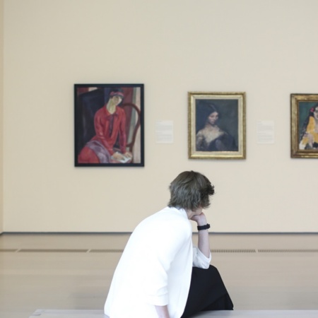 展覧会「肖像画」の展示ホールの様子本質と表現'