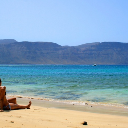 Пляж Ла-Франсеса, архипелаг Чинихо на острове Грасьоса, рядом с Лансароте