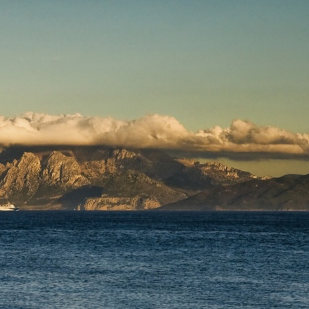 Montanhas do Rif vistas do parque intercontinental mediterrâneo