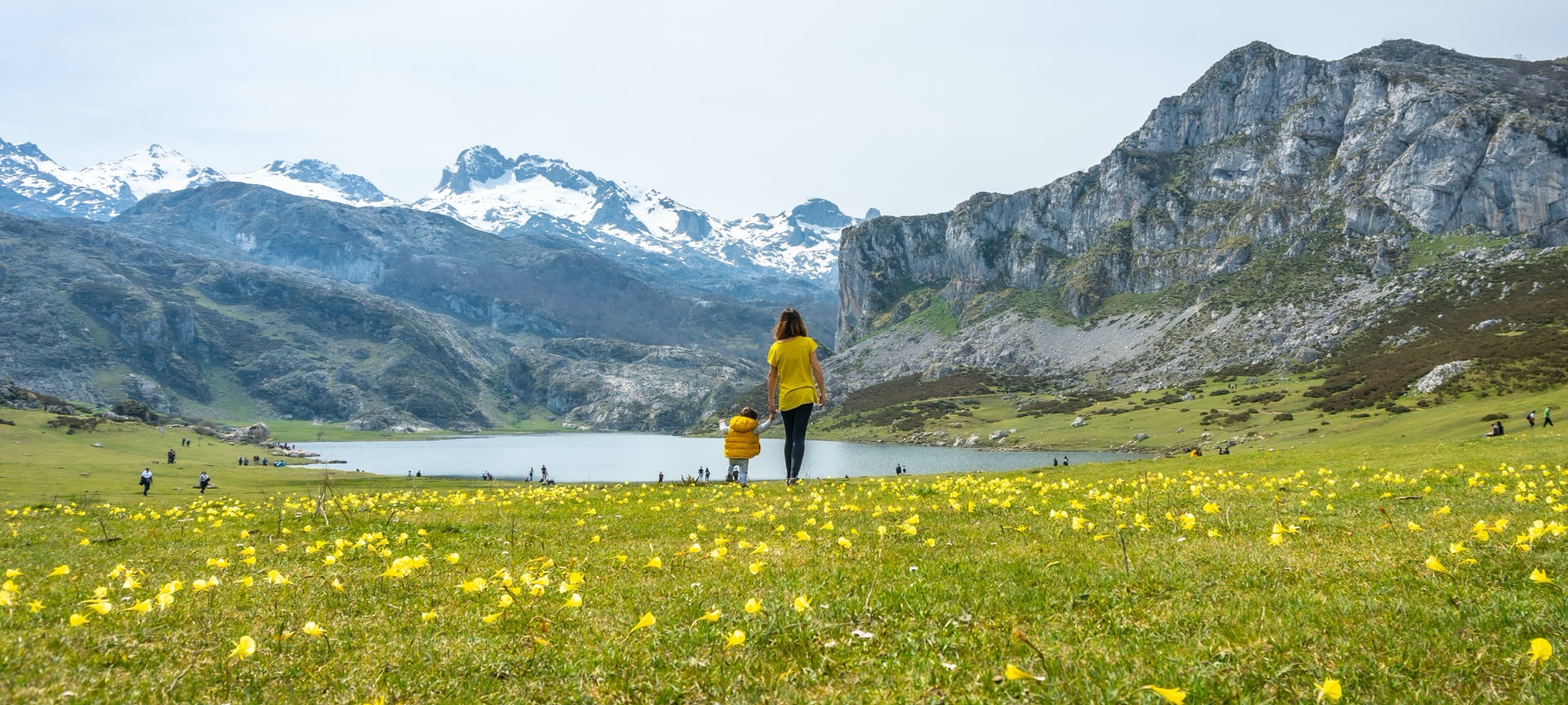 Personen betrachten den Ercina-See im Nationalpark Picos de Europa, Asturien Personen betrachten den Ercina-See im Nationalpark Picos de Europa, Asturien