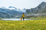 Turistas contemplando el lago de la Ercina en el Parque Nacional de Los Picos de Europa, Asturias