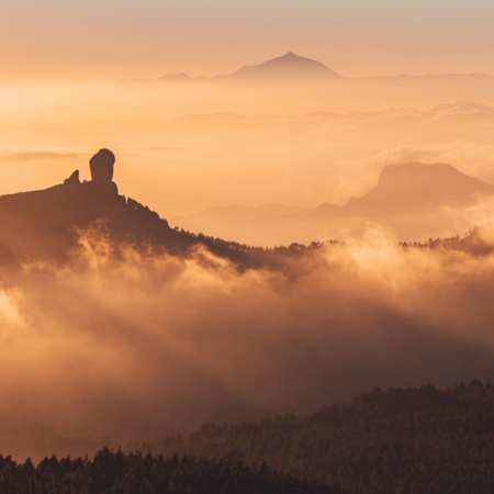 Vista no roque de Gran Canaria com o Teide ao fundo