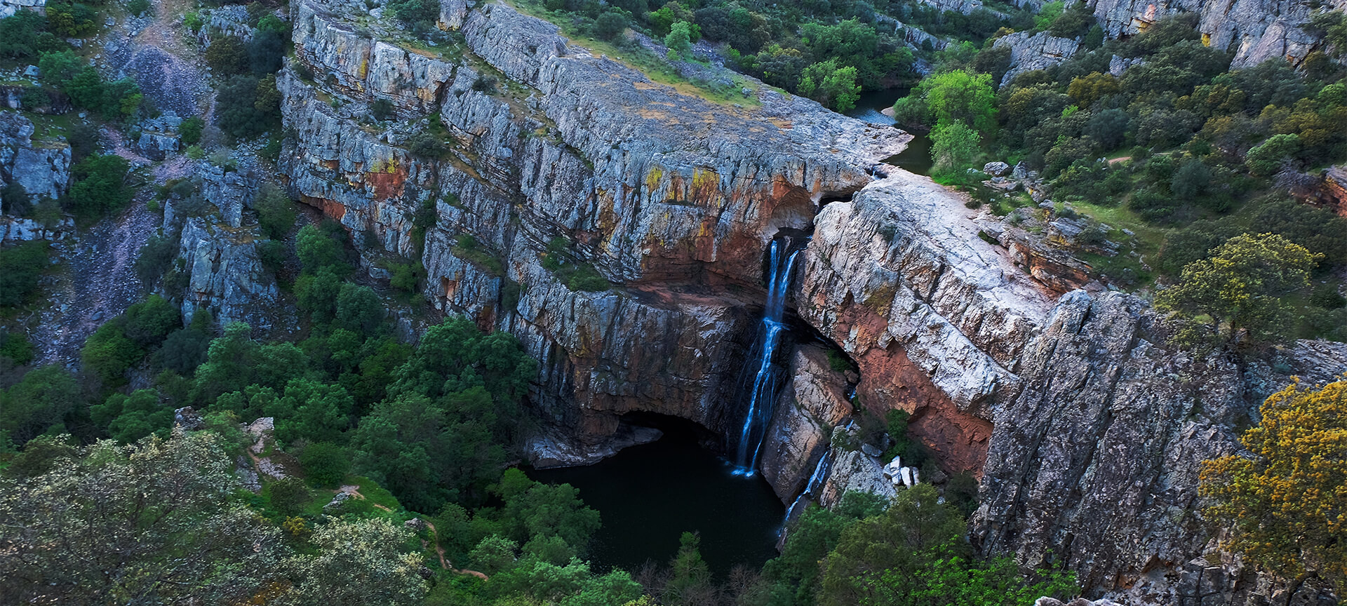 Cascada Cimbarra en la Sierra Morena de Andújar Cascada Cimbarra en la Sierra Morena de Andújar