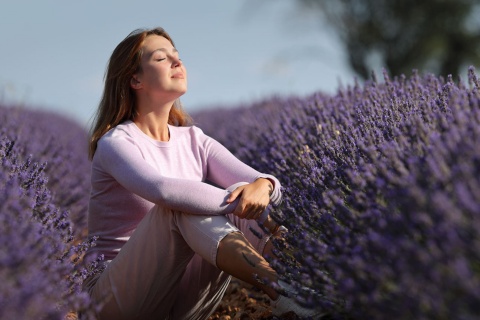 Turista em um campo de lavanda