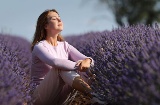 Turista em um campo de lavanda