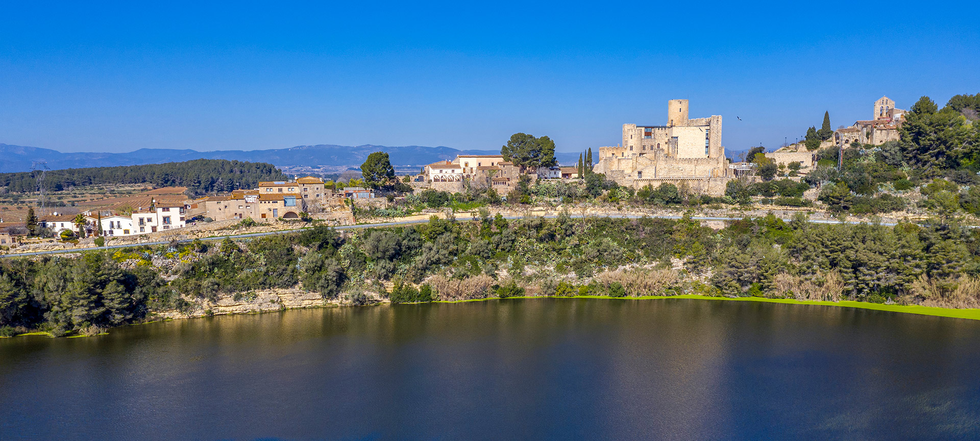 Lac de Foix et château du Castellet, Alt Penedès, province de Barcelone Lac de Foix et château du Castellet, Alt Penedès, province de Barcelone