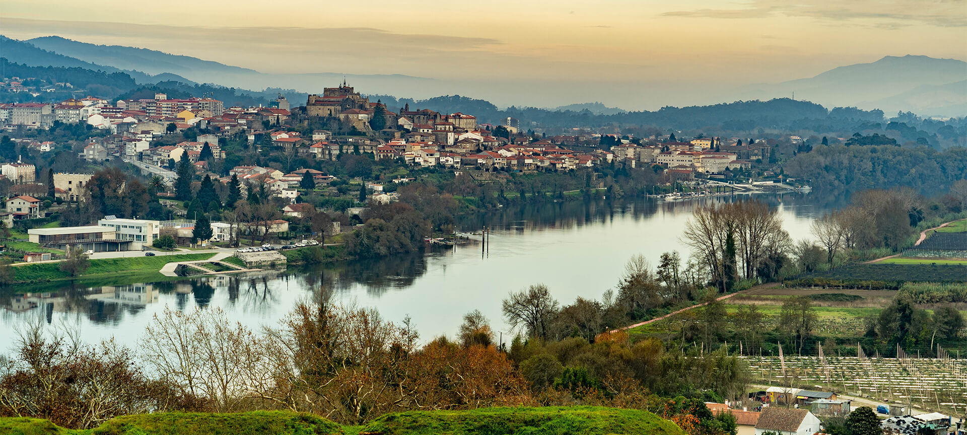 Tui con el monte Aloia detrás