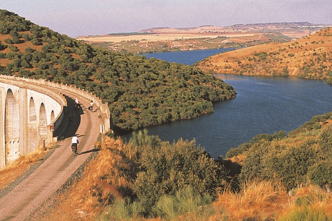 Viaducto Azutan en la Vía Verde de la Jara