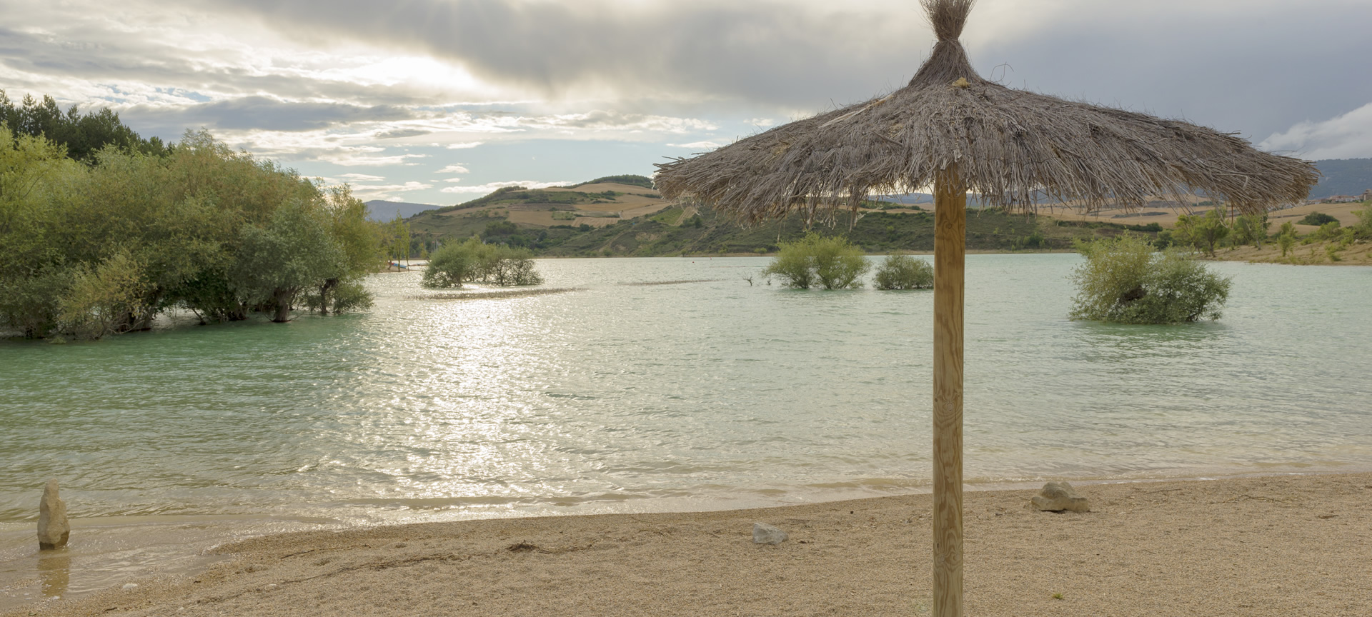 Praia interior no reservatório de Alloz, Navarra