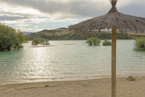 Playa interior en el embalse de Alloz, Navarra