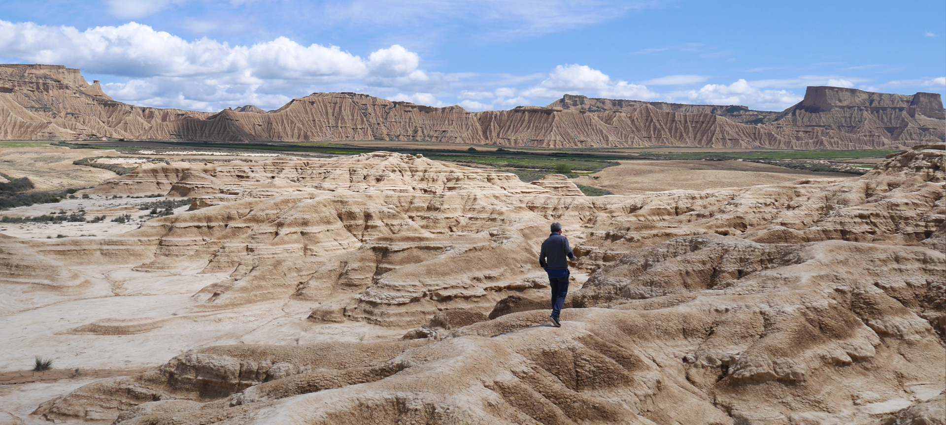 Un uomo che attraversa il Parco Naturale delle Bardenas Reales, in Navarra Un uomo che attraversa il Parco Naturale delle Bardenas Reales, in Navarra