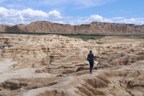 Un uomo che attraversa il Parco Naturale delle Bardenas Reales, in Navarra