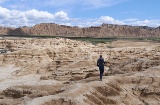 Un hombre atravesando el Parque Natural de las Bardenas Reales, en Navarra