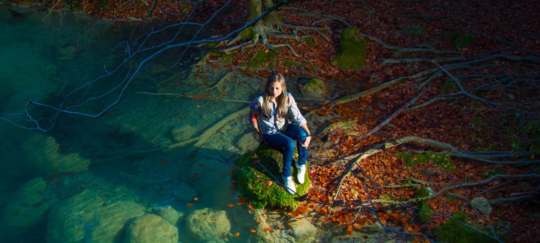 Un turista presso la sorgente del fiume Urederra nel Parco Naturale di Urbasa e Andía, Navarra Un turista presso la sorgente del fiume Urederra nel Parco Naturale di Urbasa e Andía, Navarra