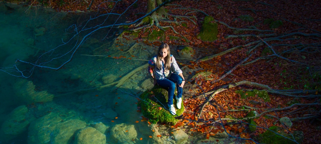 Turista na nascente do rio Urederra no Parque Natural de Urbasa e Andía, Navarra