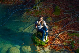 Touriste à la source de la rivière Urederra dans le parc naturel d'Urbasa y Andía, Navarre