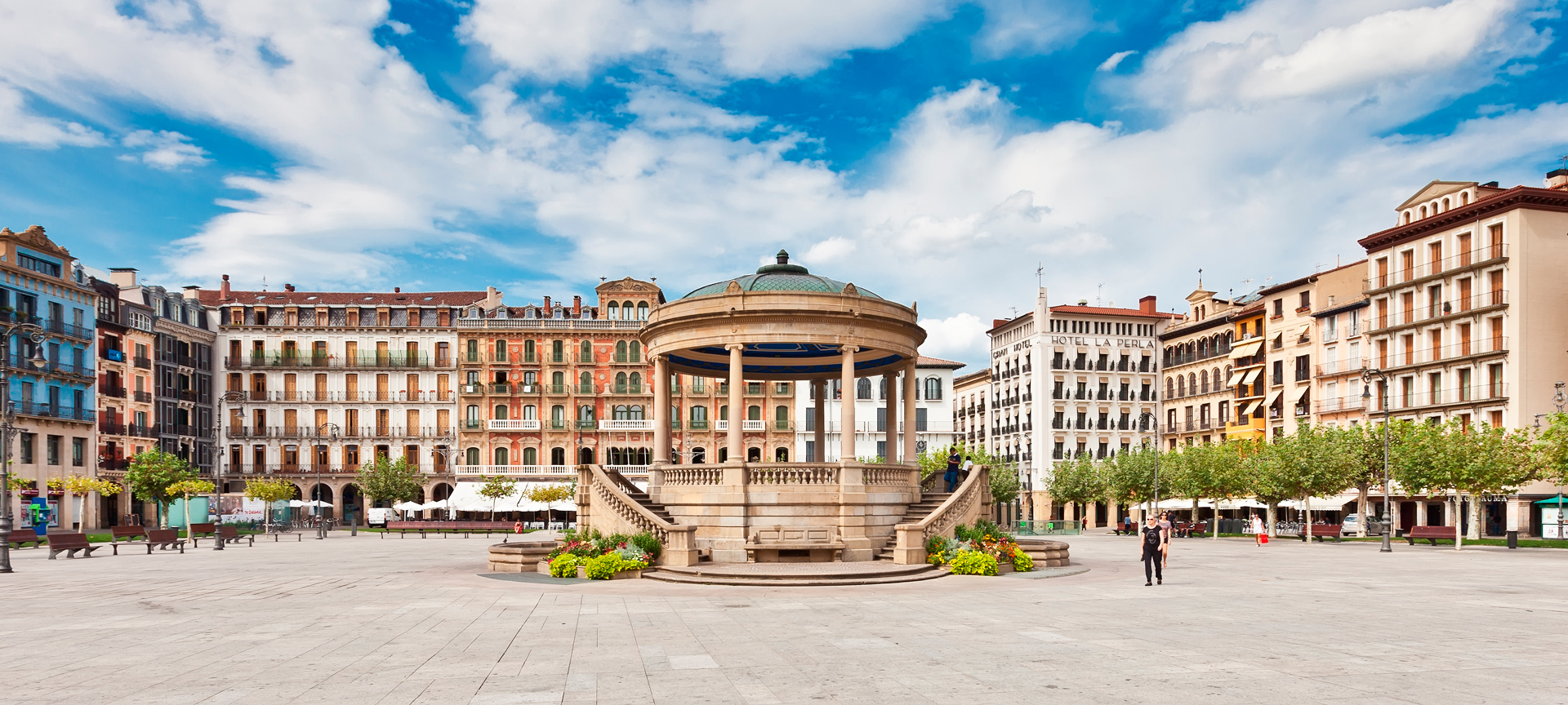 Vista da Plaza del Castillo de Pamplona, em Navarra Vista da Plaza del Castillo de Pamplona, em Navarra