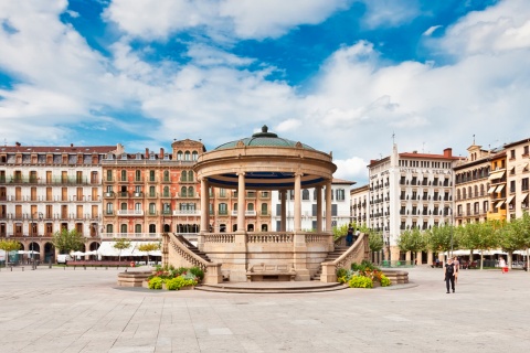 Blick auf die Plaza del Castillo in Pamplona, Navarra