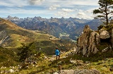 Wanderer genießt die Aussicht in Belagua, an den Hängen des Lakartxela