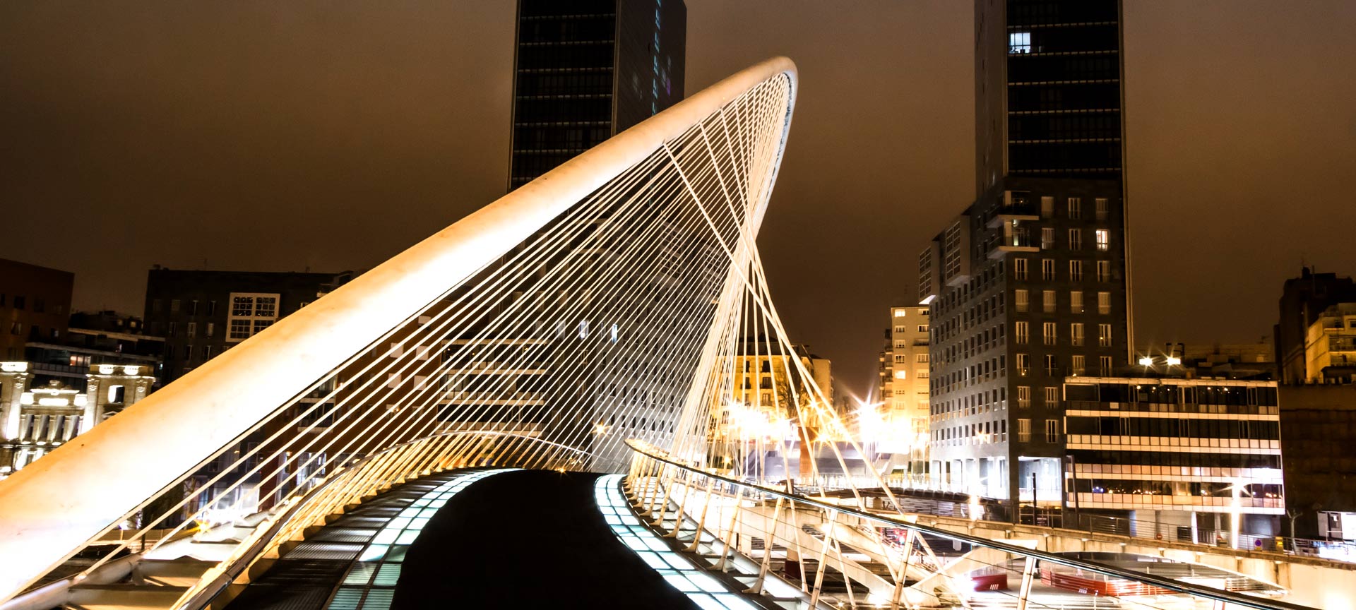Ponte Zubizuri com a torre Isozaki ao fundo Ponte Zubizuri com a torre Isozaki ao fundo