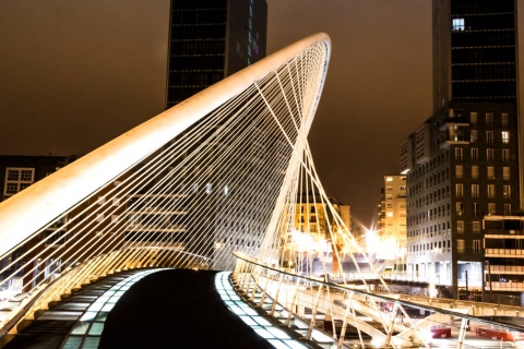 Ponte Zubizuri com a torre Isozaki ao fundo