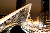 Puente Zubizuri con la torre Isozaki al fondo