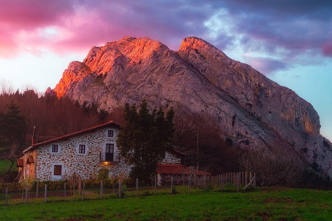 Traditionelles Landhaus bei Sonnenuntergang, Urkiola (Biskaya)