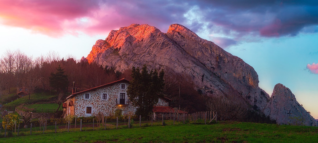 Tradycyjna zabudowa zagrodowa o zmierzchu w Urkiola, Vizcaya