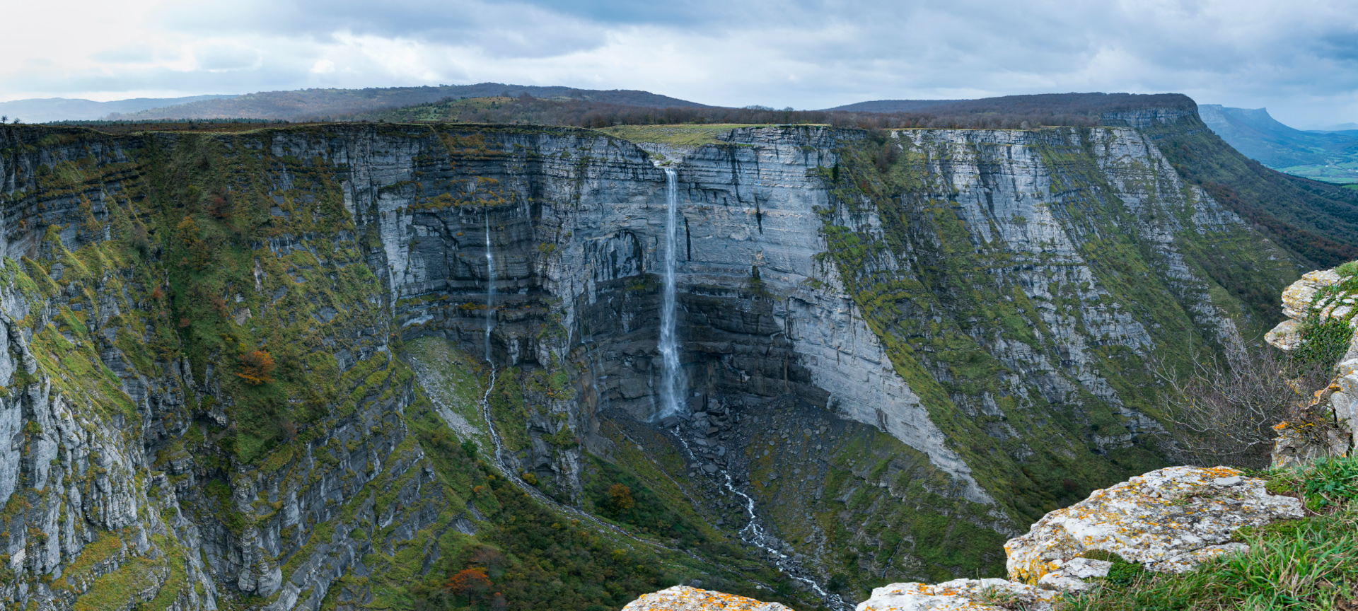 Vedute del Salto del Fiume Nervión, nel Monumento Naturale del Monte Santiago, Álava, Paesi Baschi