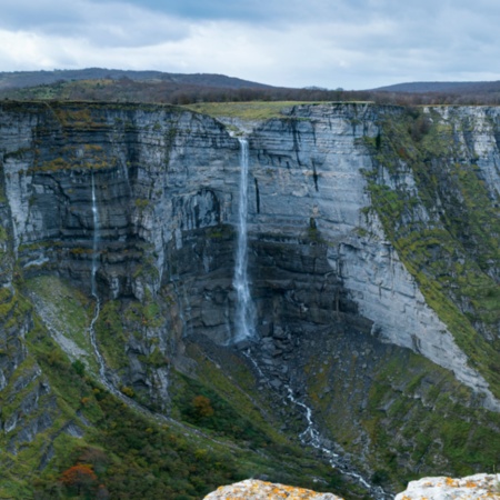 Wasserfall Salto del Río Nervión im Naturdenkmal Monte Santiago, Álava, Baskenland