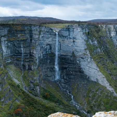 Vistas da Cachoeira do Rio Nervión, no Monumento Natural do Monte Santiago, Álava, País Basco