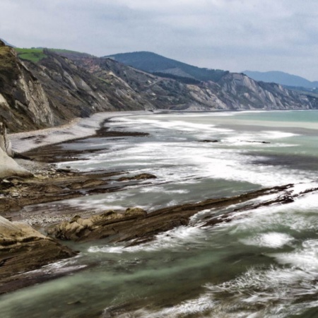 Route du flysch à Zumaia (Pays basque)