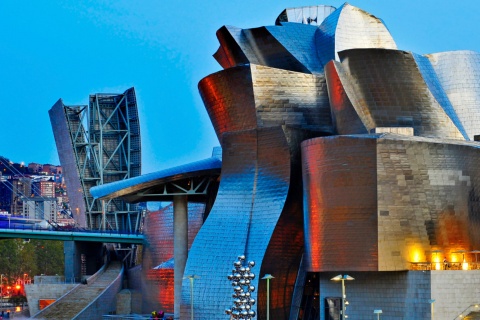 Widok zewnętrzny Muzeum Guggenheima w Bilbao