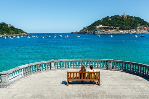 Giovani che ammirano il mare a San Sebastián, Paesi Baschi.