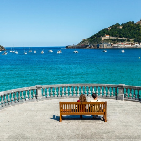 Giovani che ammirano il mare a San Sebastián, Paesi Baschi.