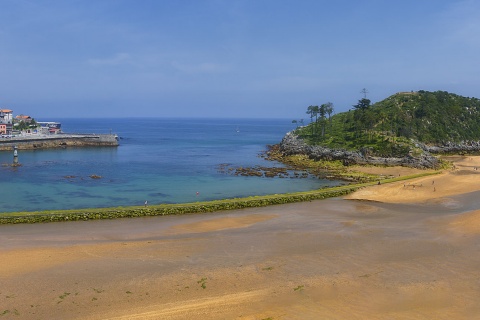 Panorámica de Lekeitio y su isla de San Nicolás, en Bizkaia (País Vasco)