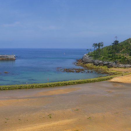 Panoramica di Lekeitio e l’isola di San Nicolás, a Bizkaia (Paesi Baschi)