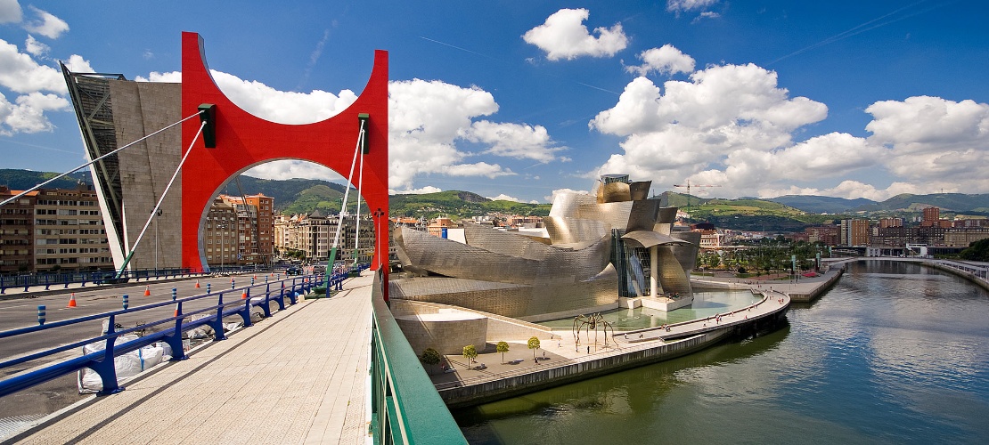 Most La Salve obok Muzeum Guggenheima Bilbao