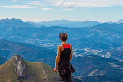 Touriste au mont Txindoki dans le massif d