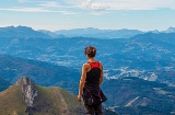 Turista no Monte Txindoki na serra Aralar em Guipúzcoa, País Basco